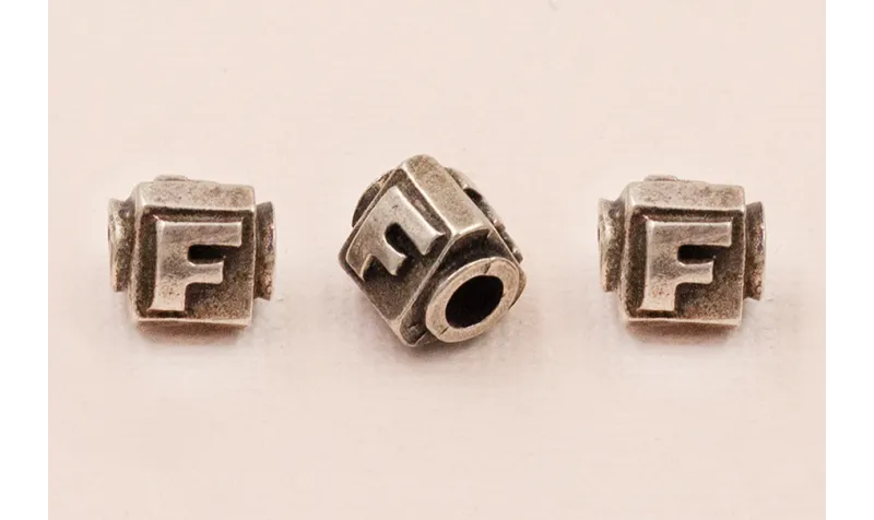 LETRA F 10*8mm / Cuentas Metálicas de Latón / Zamak