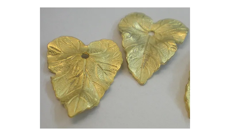 Cuenta Hoja 35*26mm triangular Oro Mate / Cuentas Metálicas de Latón / Zamak