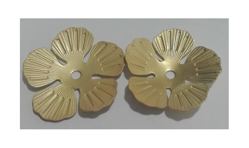 Colgante Flor 5 pétalos 30mm diámetro Oro Mate / Cuentas Metálicas de Latón / Zamak