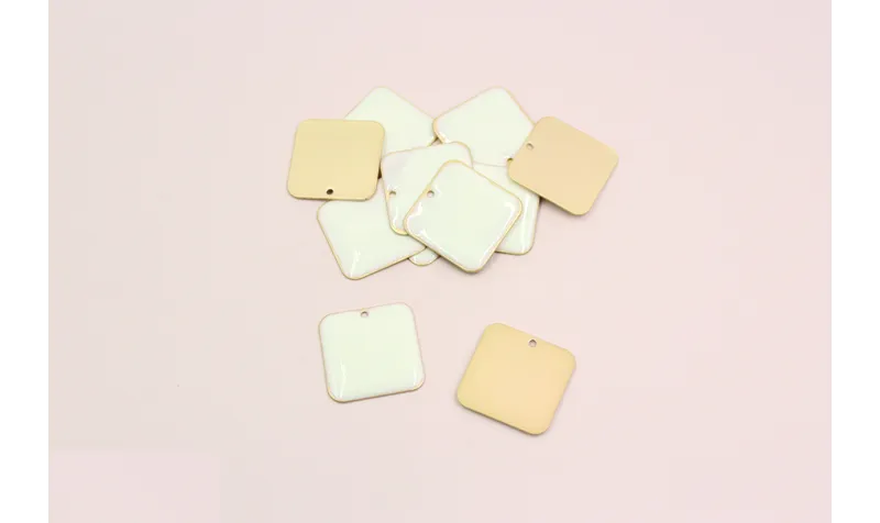 Pieza cuadrada esmaltada 22*22mm Blanca / Cuentas Metálicas de Latón / Zamak