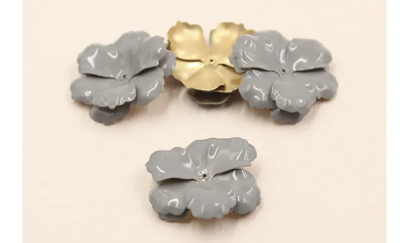 Flor Sobrepuesta 31mm Oro Mate y Esmalte Gris / Cuentas Metálicas de Latón / Zamak