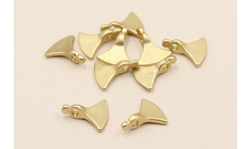 Colgante triangular 11*12*2mm Dorado Mate / Cuentas Metálicas de Latón / Zamak