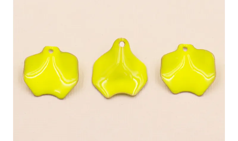 Pétalo Irregular Esnaltado Lima 22*20 mm / Cuentas Metálicas de Latón / Zamak
