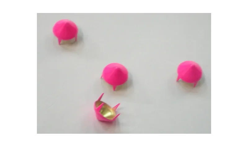 Tachuela cónica 10mm Fuxia fluor / Cuentas Metálicas de Latón / Zamak