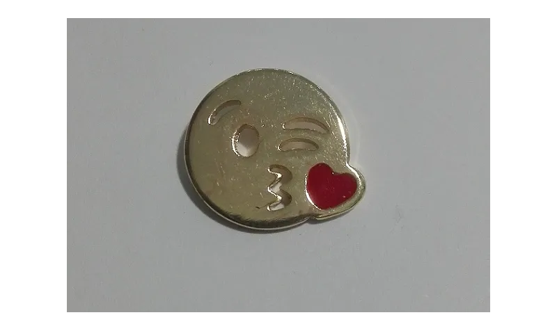Emoticono Beso colgante 12mm Dorado / Cuentas Metálicas de Latón / Zamak