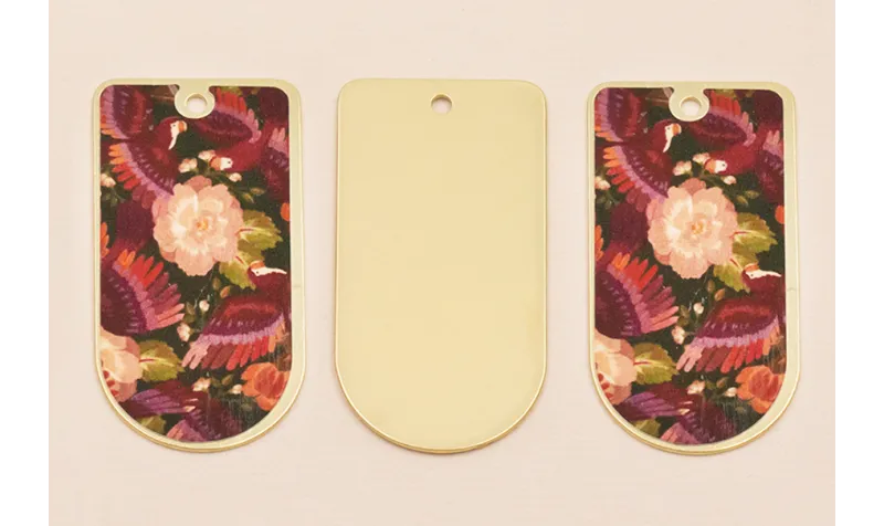Pieza 50*25 Oro mate Flor Rosa y granate / Cuentas Metálicas de Latón / Zamak