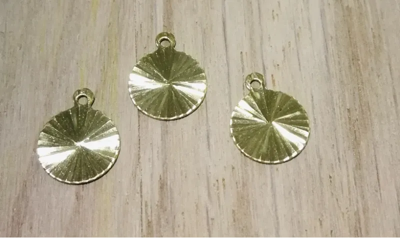 Colgante disco estriado 12*10mm Latón / Cuentas Metálicas de Latón / Zamak