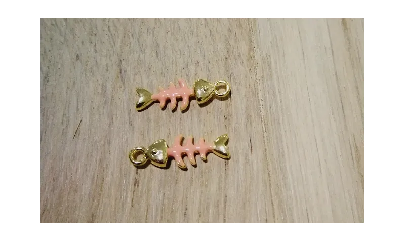 RColgante aspa pescado 16*6mm esmalte Rosa / Cuentas Metálicas de Latón / Zamak