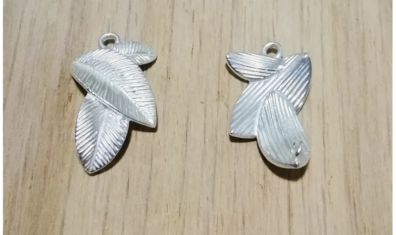 Trio de hojas 10.5*18 Plata Mate / Cuentas Metálicas de Latón / Zamak