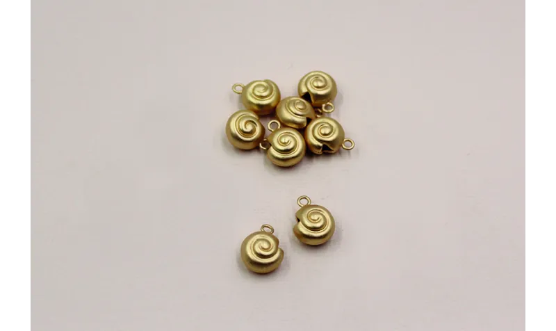 Cogante Caracola 9mm diámetro *7mm Oro Mate / Cuentas Metálicas de Latón / Zamak