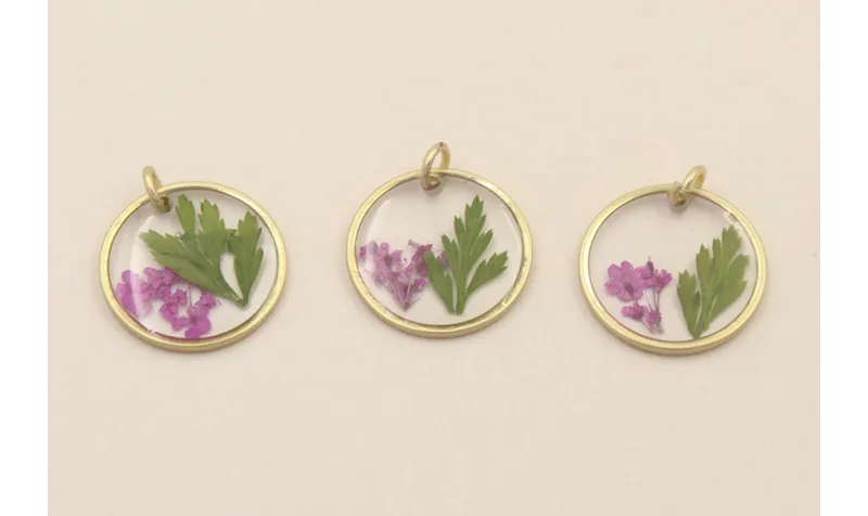 Colgante disco Cristal 14mm con Flores Fucsias / Cuentas Metálicas de Latón / Zamak