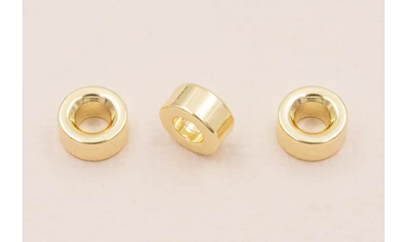 Aro de 8mm y 4 de grosor y 4 de agujero Oro / Cuentas Metálicas de Latón / Zamak