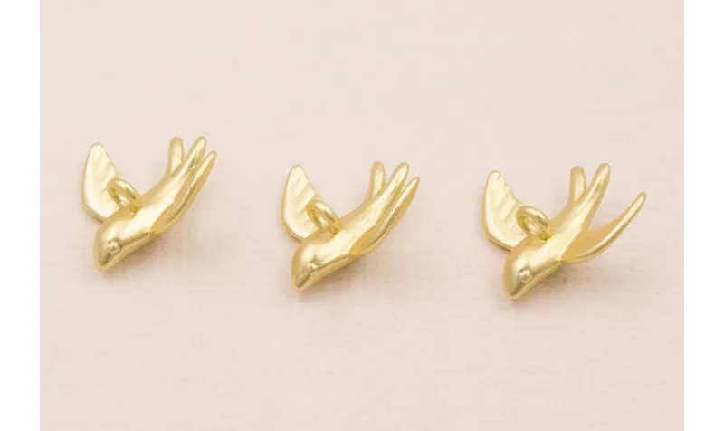Colgante golondrina 14*14mm Dorado Mate / Cuentas Metálicas de Latón / Zamak