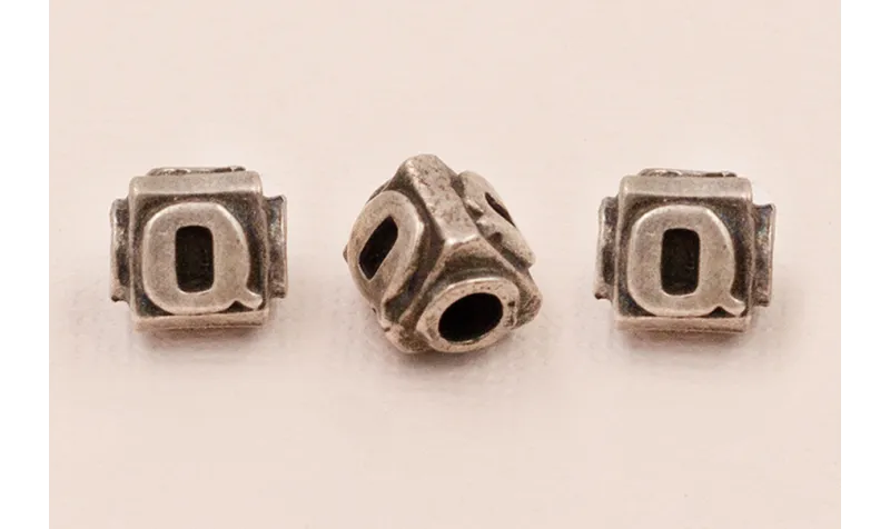 LETRA Q 10*8mm / Cuentas Metálicas de Latón / Zamak