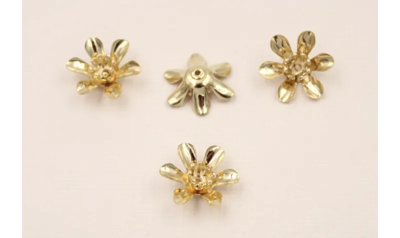 Colgante Flor 6 pétalos 15*5mm Baño Oro 18K 3 m. / Cuentas Metálicas de Baño Oro 3 Micras 18K