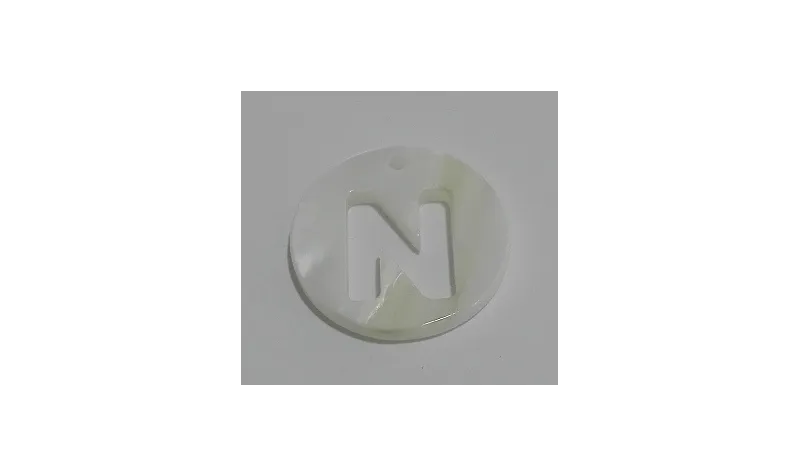 Letra calada 15mm Nacar N /Cuentas de  Nacar 