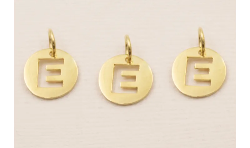 Colgante letra E 10mm Baño Oro 18K, 3Micras / Cuentas Metálicas de Baño Oro 3 Micras 18K
