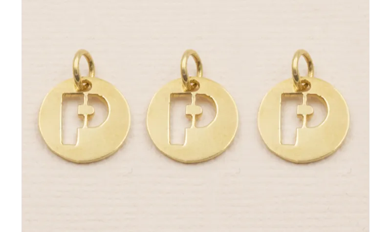 Colgante letra P 10mm Baño Oro 18K, 3Micras / Cuentas Metálicas de Baño Oro 3 Micras 18K