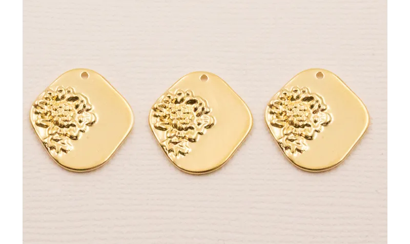 Colgante Rombo 18*16 Flor  Baño Oro 3M 18K / Cuentas Metálicas de Baño Oro 3 Micras 18K
