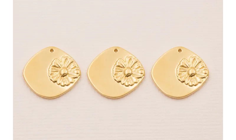 Colgante Rombo 18*16 Flor Baño Oro 3M 18K / Cuentas Metálicas de Baño Oro 3 Micras 18K