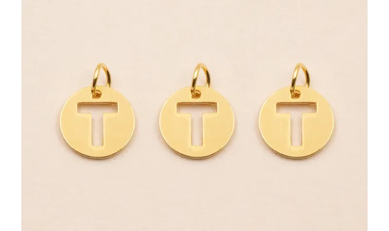 Colgante letra T 10mm Baño Oro 18K, 3Micras / Cuentas Metálicas de Baño Oro 3 Micras 18K