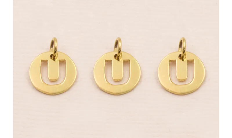 Colgante letra U 10mm Baño Oro 18K, 3Micras / Cuentas Metálicas de Baño Oro 3 Micras 18K