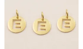 Colgante letra E 10mm Baño Oro 18K, 3Micras / Cuentas Metálicas de Baño Oro 3 Micras 18K
