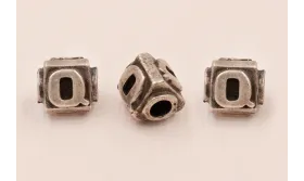LETRA Q 10*8mm / Cuentas Metálicas de Latón / Zamak