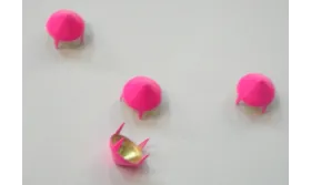 Tachuela cónica 10mm Fuxia fluor / Cuentas Metálicas de Latón / Zamak