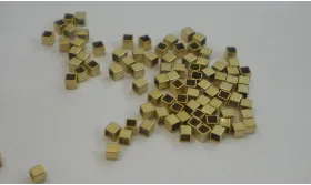 Cuenta Cubo pasante 1*1mm Latón pulido / Cuentas Metálicas de Latón / Zamak