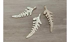 Pieza Hoja de Helecho 30mm Oro Mate / Cuentas Metálicas de Latón / Zamak