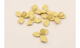 Cuenta Flor 26,5mm diámetro Mostaza Mate / Cuentas Metálicas de Latón / Zamak