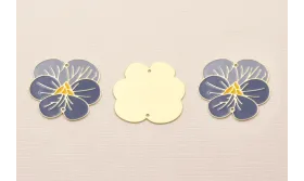 Pieza Flor Plana Dorado Mate 30  Azules y amarillo / Cuentas Metálicas de Latón / Zamak