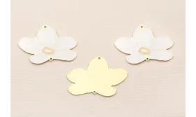 Pieza Flor Plana Dorado Mate 35*21mm  Blano y Rosa / Cuentas Metálicas de Latón / Zamak