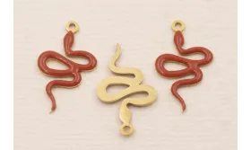 Colgante serpiente 18*10mm Esmalte Rojo / Cuentas Metálicas de Latón / Zamak