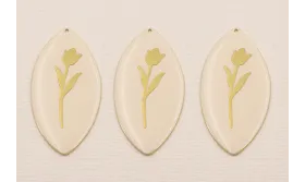 Ovalo Dorado Mate Esmaltado Beige con Flor Dorada / Cuentas Metálicas de Latón / Zamak
