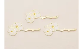 Pieza Ramo Flores Blancas 42*20 Oro Mate  Esmalte / Cuentas Metálicas de Latón / Zamak