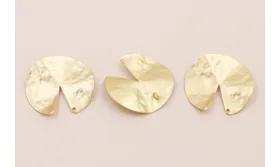 Colgante Nenufar 30mm anilla trasera Oro Mate / Cuentas Metálicas de Latón / Zamak