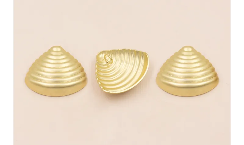 Colgante concha triangular rayada 32*26mm Oro Mate / Cuentas Metálicas de Latón / Zamak