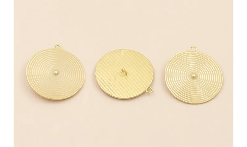 Colgante Disco rayado de 30mm O.mate Esmalte Beige / Cuentas Metálicas de Latón / Zamak