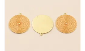 Colgante Disco rayado de 38mm O.mate Esmalte Ocre / Cuentas Metálicas de Latón / Zamak