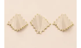 Colgante Rombo eslamtado ribetes 26*26mm Beige / Cuentas Metálicas de Latón / Zamak