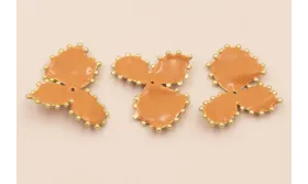 Trebol esmaltado ribetes dorados 20*25mm Ocre / Cuentas Metálicas de Latón / Zamak