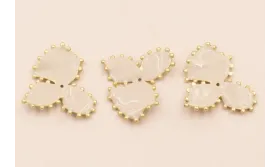 Trebol esmaltado ribetes dorados 20*25mm Beige / Cuentas Metálicas de Latón / Zamak