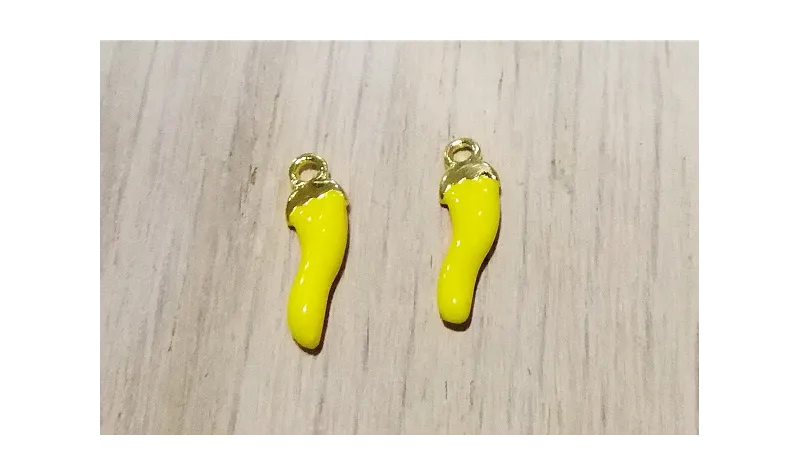 Colgante Pimiento 14mm Amarillo +Oro / Cuentas Metálicas de Latón / Zamak