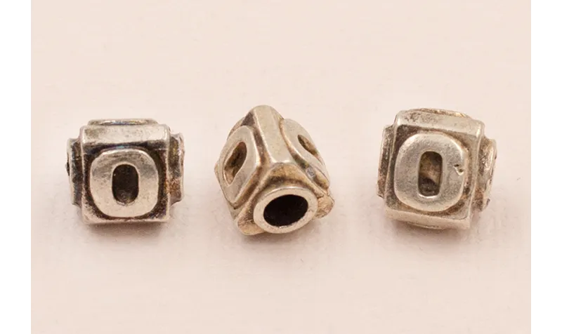 LETRA O 10*8mm / Cuentas Metálicas de Latón / Zamak