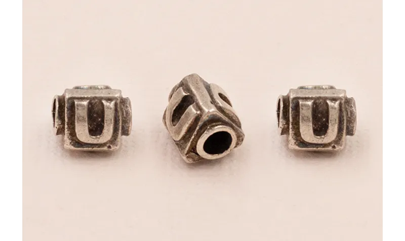 LETRA U 10*8mm / Cuentas Metálicas de Latón / Zamak