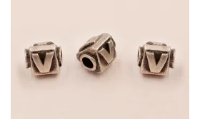 LETRA V 10*8mm / Cuentas Metálicas de Latón / Zamak