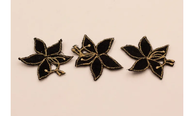 Flor Bordada Negra y Dorada 45*40mm
