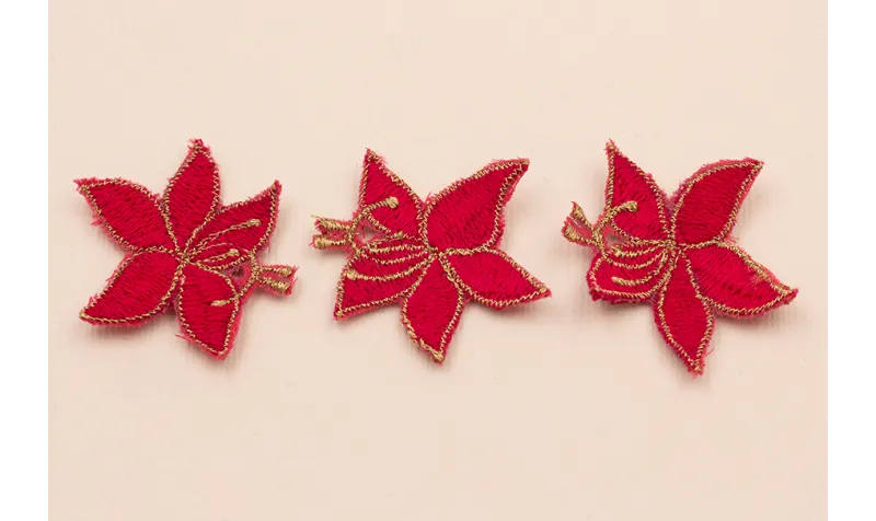 Flor Bordada Frambuesa y Dorada 45*40mm /Cuentas de  Tela 
